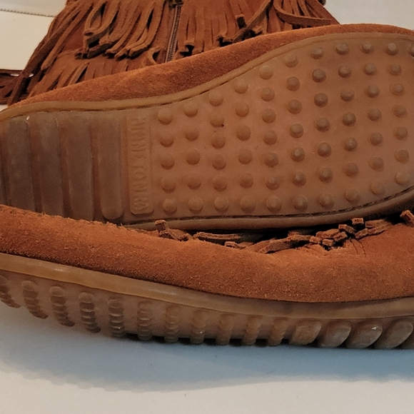 Minnetonka kids 3 layer Fringe Boot - Picture 3 of 15